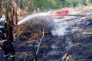 Petugas damkan saat memadamkan lahan yang terbakar milik warga desa Kadugede.